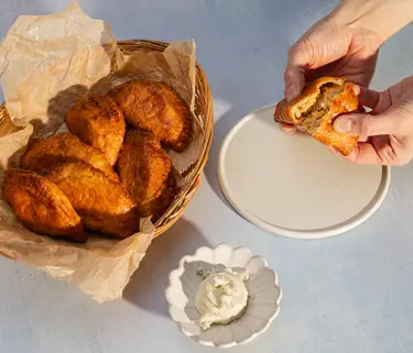 Voitele vatruskat lämpiminä, niin pinta jää suussa sulavan pehmeäksi.