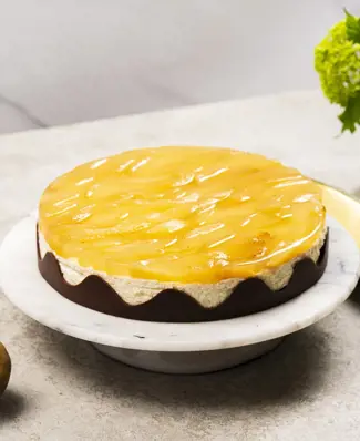 Päärynää, suklaata, herkullista! ⁠ ⁠ Klassisesta päärynäjälkiruoasta inspiroituva Belle Helene -piiras vie asiakkaasi ki...