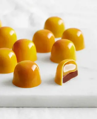 Fyldte chokolader med varme krydderier og frisk citrus ❤️🍊🍫 Disse praliner indeholder en blød kanelganache, mandarinka...