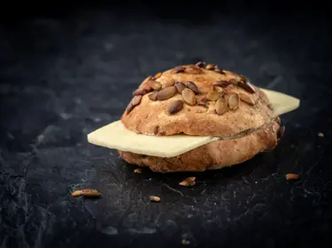 Castello® Aged Havarti byder på en rig, kompleks og smøragtig smag, der fungerer både kold og varm. Perfekt til boller med ost, sandwiches, panini og burgere.
