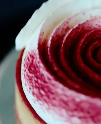 Foråret står for døren, og det betyder snart friske rabarber og hindbær 😋🌱 Gotfreds forårskage kombinerer mørdej, fran...