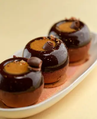 Praliné feuilletine​ med hasselnød – en dessert på Michelin niveau 🌟 Den franske bager og konditor Dominique Costa har ...