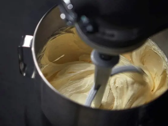 Featuring 78% fat, of which 67% is butter fat and 33% vegetable fat, Lurpak Soft requires a reduced thawing time and a shorter mixing time in the kitchen.