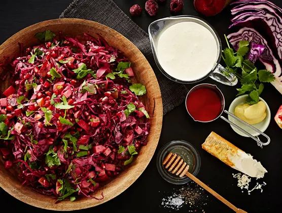 Coleslaw af rødkål, granatæblekerner og kirsebæreddike