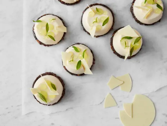 Ymerfromage med bergamotte-broken gel og rugbrødsbund