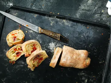 Klassisen calzone-muodon ohella pizzan voi kiepsauttaa myös kokonaan rullalle.