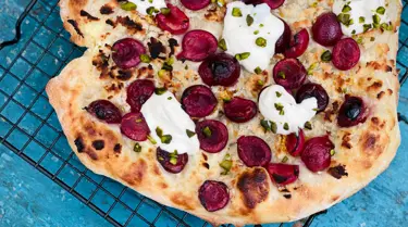 Ananakselle haastaja? Myös luumut ja muut sesongissa olevat kotimaiset hedelmät ja marjat tuovat pizzaan mukavaa makeutta.