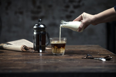 Starbucks Tripleshot er en kaffeblanding bestående af tre skud espresso kaffe, vand og mælk - uden tilsat sukker. Perfekt til de, der ønsker en mere naturlig energidrik.
