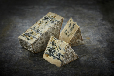Sølvræv er en cremet, fyldig blåskimmelost tilsat en anelse fåremælk. Vi fremstiller osten på Gjesing Mejeri. 