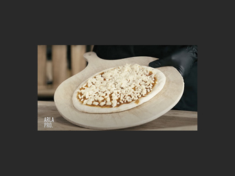 Pizza braucht den passenden Käse: Schnittfester Mozzarella von Arla® Pro für jeden Ofentyp