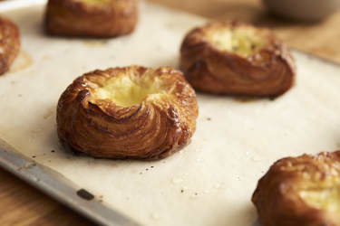 Discover the secret to making the Spandauer, a classic and universally loved Danish pastry.  In this video, Chef Benjamin Birk takes you on a step-by-step guide in creating this beautiful and popular crispy sweet treat.  Arla Pro butter is used in the laminated dough.  The dough is then shaped, filled with vanilla lemon custard and finished with lemon peppercorn glaze.