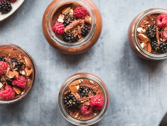 Chokolademousse med ristede mandler og bær
