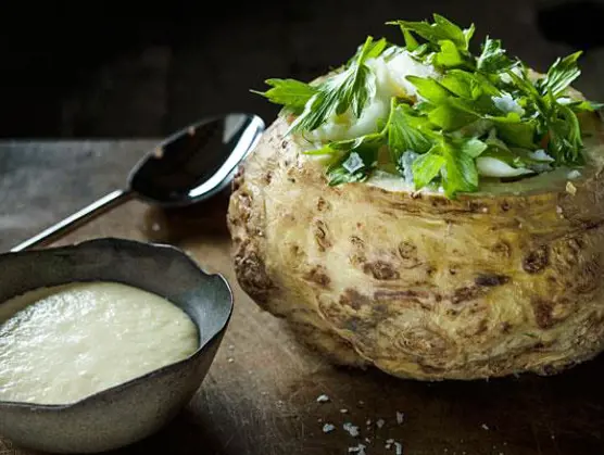 Helbagt knoldselleri med smørsauce