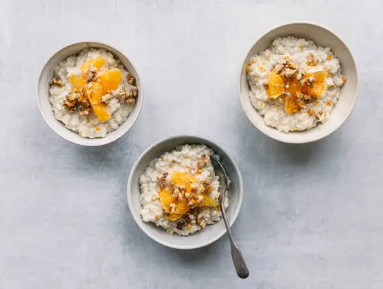 Ris-orangedessert med havre, honning og valnødder