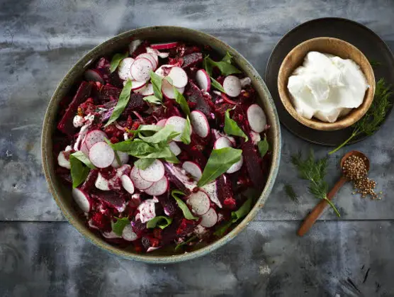 Rødbeder i cremet salat med syltede citrusfrugter og forårstopping