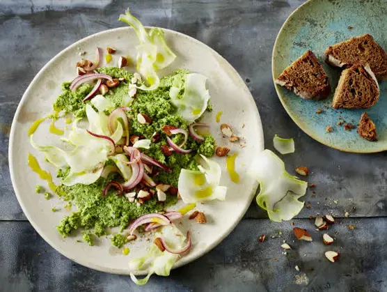 Broccolipuré med sprød salat af broccolistok, mandler og syltede rødløg