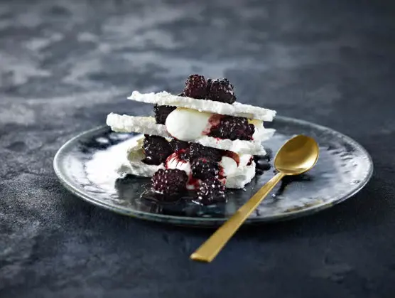 "Let som skyr" - marengs med skyr og brombærkompot