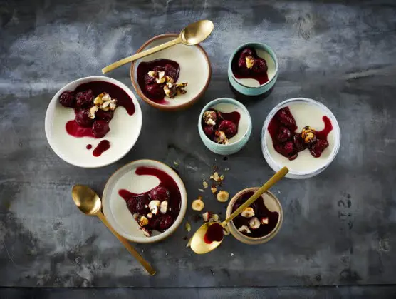 Ymer panna cotta med syltede kirsebær og brændte hasselnødder