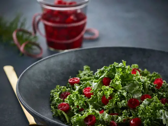 Grønkålssalat med blåskimmelvinaigrette