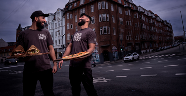 Ahmed og Anas Amin foran deres spisested på Frederiks Allé i Aarhus.
