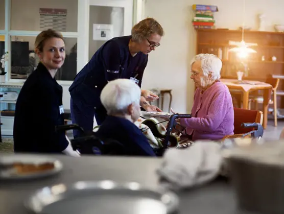 Mærkedagskassen får ældre til at huske og fortælle mere under måltidet