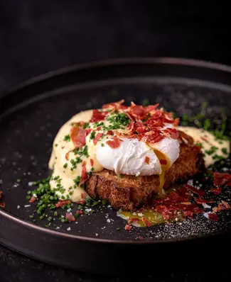 Et perfekt porcheret æg, cremet hollandaisesauce og ristede umamismage fra brød og parmaskinke 🤤🥚🍞 Det er selvfølgeli...