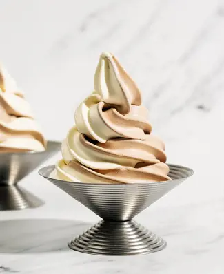 🍦Yksi softismassa – rajattomat makumahdollisuudet.⁠ ⁠ Arla Pro Laktoositon Pehmytjäätelöseos inspiroi loputtoman herkul...