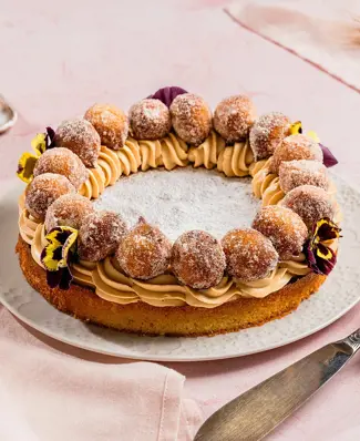 Munkeista on moneksi 🍩 jopa kakuksi! ⁠ ⁠ Kevään odotetuin juhla on täällä tuota pikaa – ollaanko teidän kahvilassanne t...