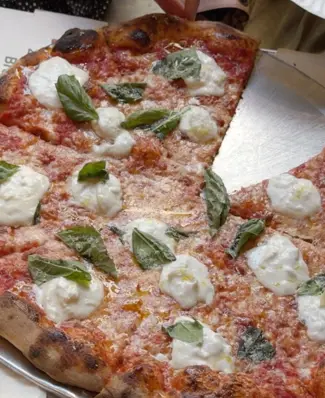 Last year, we headed across the pond to get the inside scoop on how NYC’s pizza pros are doing it 🍕👀 @scottspizzatours...