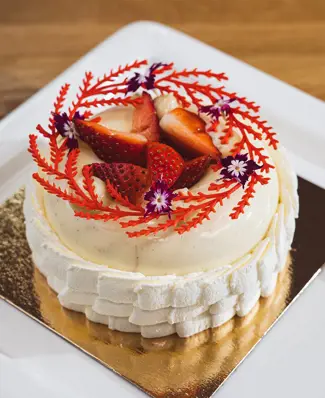 Kesäklassikko 🍓🍰 uudessa muodossaan! ⁠ ⁠ Keittiömestarimme @markushurskainen piipahti kevään korvalla @wihurimetrotukk...