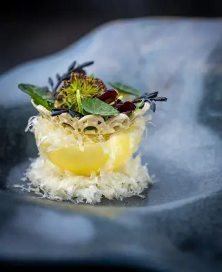Kokkelandsholdets bud på en appetizer: Røget kakaosmør med Efterglød og ostekiks​ 😍 Denne lille, men intense mundfuld k...