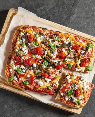 Uusi vegepizza terassimenuun? Tässähän se. 🍕 😎⁠ ⁠ Rapsahtava pohja, helposti syötävä, täytteet tuoreista sesongin kasv...