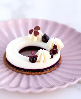 En forfriskende fortolkning ✨ Gotfreds panna cotta får sit modspil fra kærnemælk, der med sin lette syre løfter sødmen o...