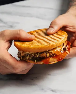 Rakenne ja maku 💯🍔 ⁠ ⁠ Maailma on täynnä erilaisia burgereita ja niitä rakastavia herkkusuita! Yksi tykkää runsaasta, ...