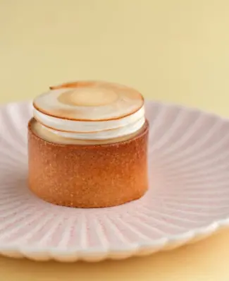 Citrontærte med brændt marengs og yuzugelé 🍋✨ Den franske patissier Dominique Costa serverer her sin udgave af den klas...