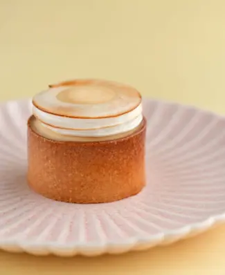 Citrontærte med brændt marengs og yuzugelé 🍋✨ Den franske patissier Dominique Costa serverer her sin udgave af den klas...