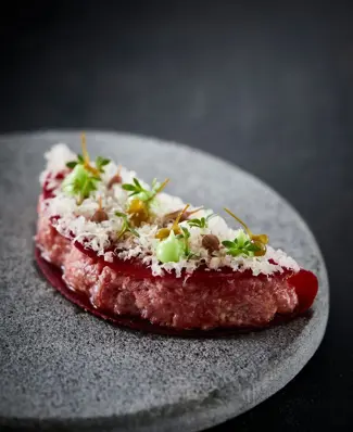 Tacos af letsyltet rødbede med krondyrstartar og revet havgus 🌮 Letsyltet rødbede danner taco-skallen, og krondyrtartar...