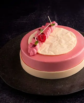Når en klassiker får nyt liv 💗 Cremeux er traditionelt en let, smeltende chokoladecreme. Men hos Lea Marie Strøbæk fra ...
