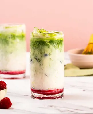☀️Väriä ja raikkautta kesään!☀️⁠ ⁠ Trendikkäistä trendikkäin vadelma-matcha-latte on elämyksellinen juoma, joka houkutte...