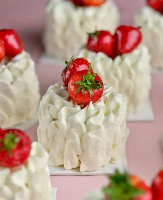 Fraisier gentænkt af en Michelin-stjerne 🍓 Den franske patissier Dominique Costa har taget den klassiske fraisier under...