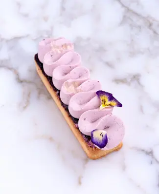 Yoghurt i en mousse giver noget gelatine ikke kan 🫐 Syren er der fra start - den behøver ikke tilsættes bagefter. Blåbæ...