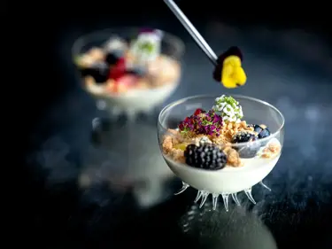 Arla® ØKO økologisk skyr med vanilje smager skønt og har en lækker og ekstra cremet konsistens. Indeholder 2,7% fedt og et naturligt højt indhold af protein. Perfekt til morgenmaden, når du vil hygge lidt ekstra eller har lyst til en lækker snack.
