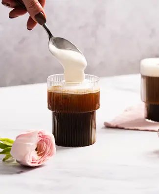 Cold foam – elegantti kesähitti! ⁠ ⁠ Loputtomasti varioitavat cold foam -juomat ovat vahvassa nosteessa ympäri maailman....
