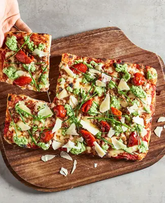 Pizza Tricolore 🍕🇮🇹 väriä ja raikkautta pizzalistalle!⁠ ⁠ Jo nimi tiivistää tämän kesäisen pizzareseptin idean ja alk...