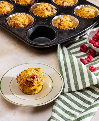 Mehevät muffinssit 🥕🧁 vinkki aamiaiskattauksille!⁠ ⁠ @kokkimaajoukkue kehittämät vadelma-porkkana-kauramuffinssit teke...