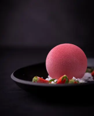 Dansk sommer på en tallerken 🍓 Jordbær kogt med timian og citron, vendt i flødeskum og frosset. Knust marengs giver cru...