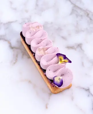 Yoghurt i en mousse giver noget gelatine ikke kan 🫐 Syren er der fra start - den behøver ikke tilsættes bagefter. Blåbæ...