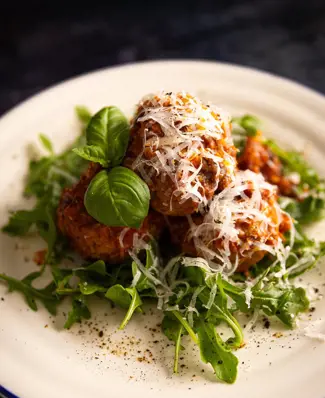IT’S 🤌 A 🤌SPICY 🤌 MEATBALL 🤌 No not really… but they are comforting, rich, cheesy and just what your small plate men...