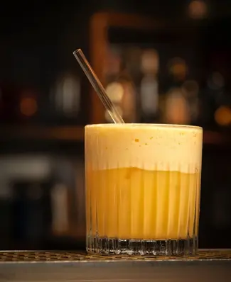 Der er ikke mange ingredienser, der smager så nordisk som havtorn 🧡 Her brugt som base i en drink med akvavit og fløde....