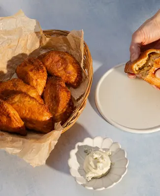Aamiaispasteijat 👨‍🍳 uusi herkku aamupala- ja brunssikattauksille! ⁠ ⁠ Murenevan rapea ja hennon hapokas rahkavoitaiki...